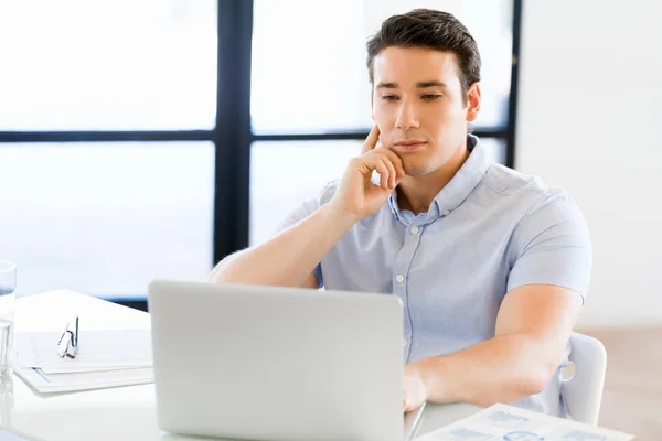 Schöner Geschäftsmann, der am Computer arbeitet — Stockfoto