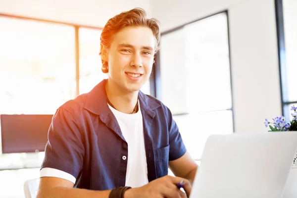 Hombre de negocios guapo trabajando en la computadora —  Fotos de Stock