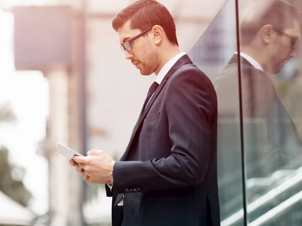 Retrato de hombre de negocios guapo Al aire libre — Foto de Stock