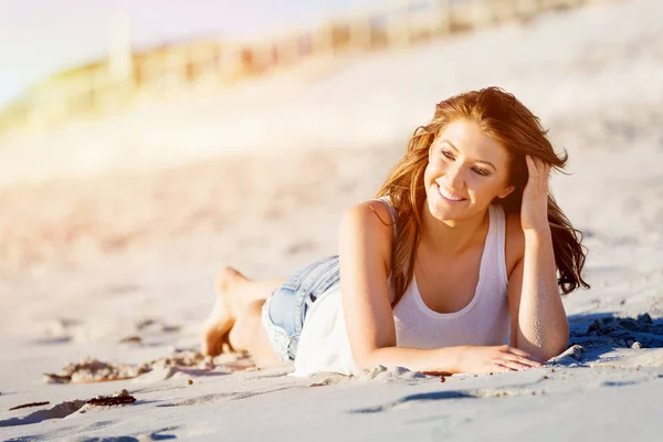 Jonge vrouw ontspannen op het strand — Stockfoto