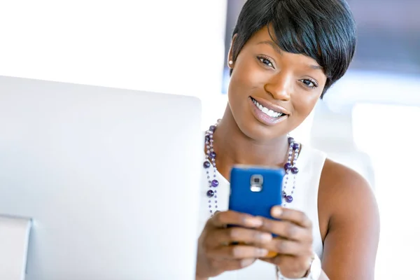 Portrait of smiling business woman with mobile — Stock Photo, Image