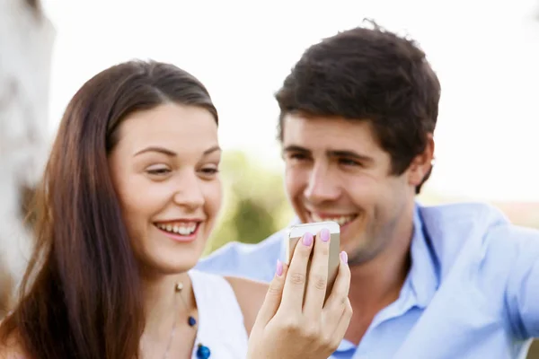 Pareja joven en el parque —  Fotos de Stock