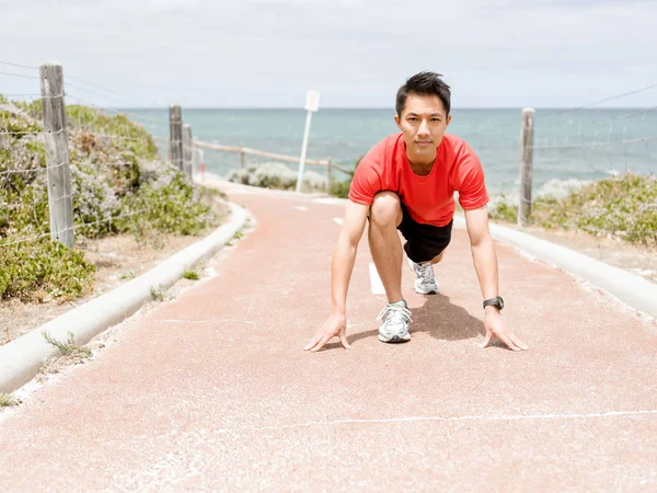 Jovem se preparando para uma corrida — Fotografia de Stock