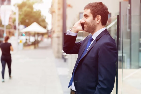 Retrato de hombre de negocios guapo Al aire libre —  Fotos de Stock