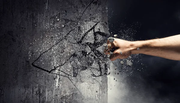 Una mano che sfonda il muro. Mezzi misti — Foto Stock