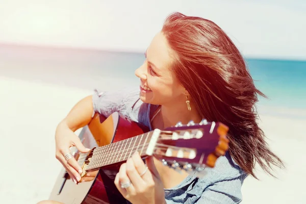 Bella giovane donna che suona la chitarra sulla spiaggia — Foto Stock