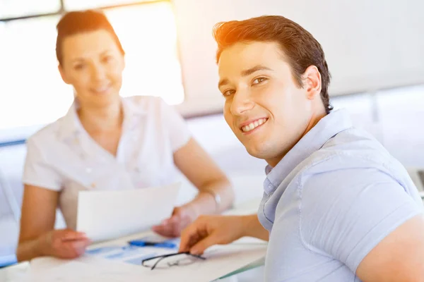 Jeune homme dans le bureau occasionnel — Photo