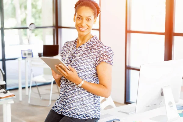 Portrait of smiling afro-american office worker in offfice — Stock Photo, Image