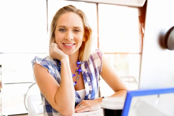 Porträt einer Geschäftsfrau, die im Büro am Computer arbeitet — Stockfoto