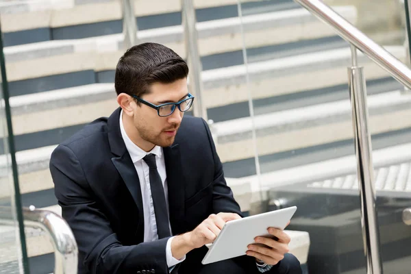 Retrato de hombre de negocios guapo Al aire libre — Foto de Stock