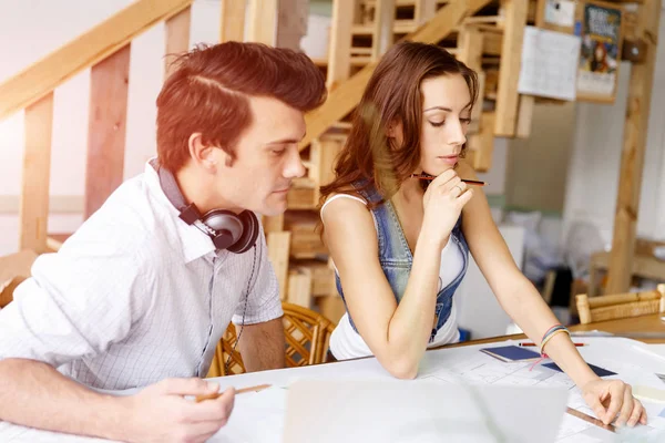 Start-up Team av två unga människor — Stockfoto