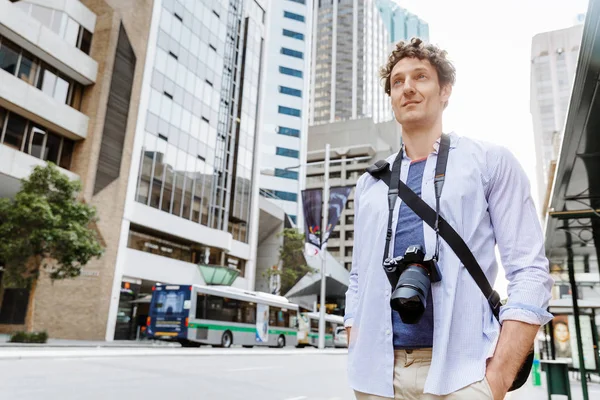 Turista masculino na cidade — Fotografia de Stock