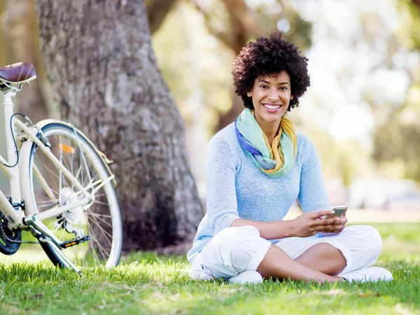 Sevimli genç kadın yaz Park ile hareket eden