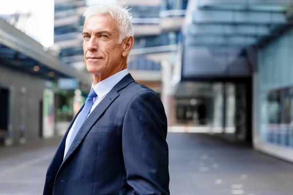 Retrato de empresario confiado al aire libre —  Fotos de Stock