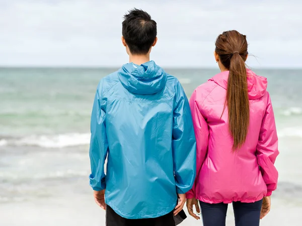 Jeune couple debout à la plage — Photo