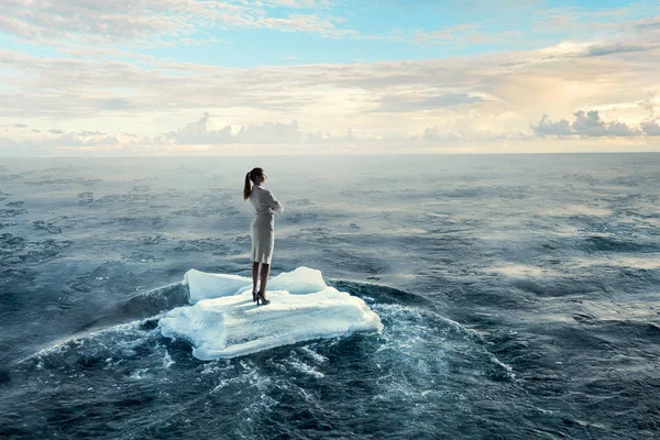 Surfen im Meer auf Eisschollen. Gemischte Medien — Stockfoto