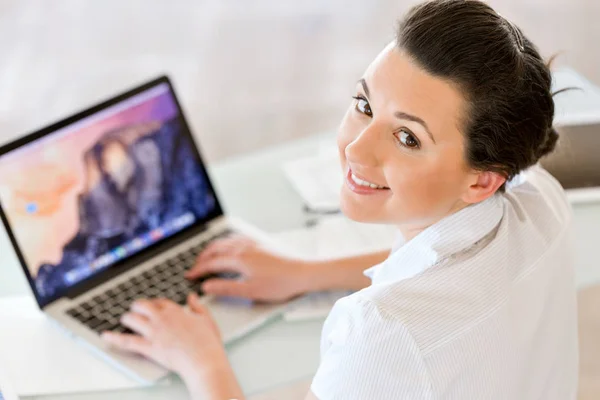 Retrato de mulher de negócios que trabalha no computador no escritório — Fotografia de Stock