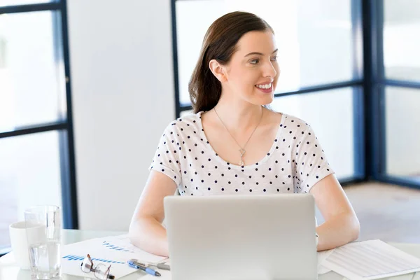 Porträtt av affärskvinna som arbetar på dator i office — Stockfoto