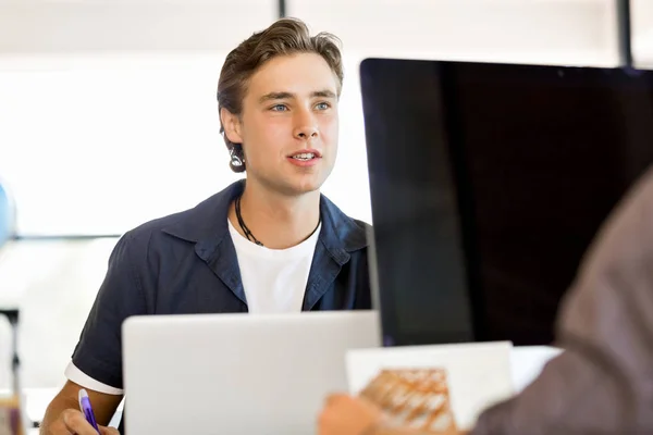 Bello uomo d'affari che lavora al computer — Foto Stock