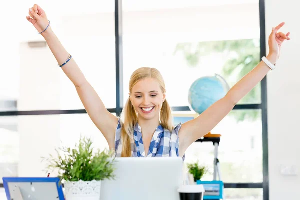 Joyeux jeune femme au bureau — Photo