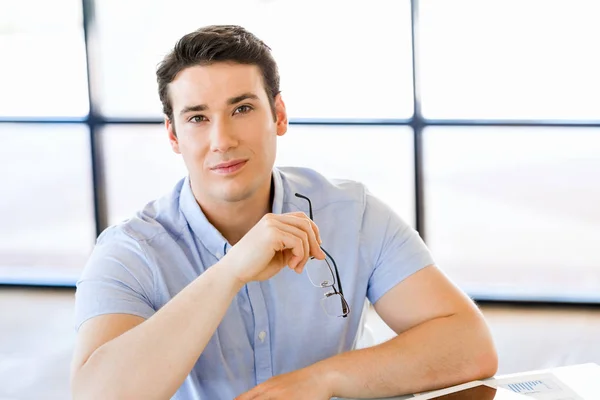 Hombre joven en informal en la oficina — Foto de Stock