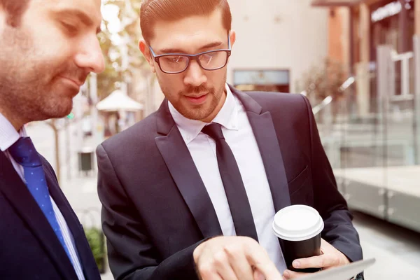 Dos hombres de negocios hablando al aire libre —  Fotos de Stock