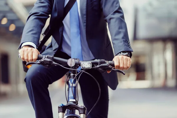 Succesvolle zakenman fietsten — Stockfoto