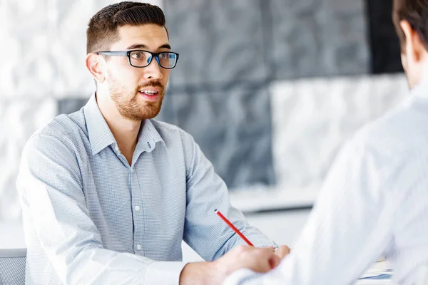 Mannelijke kantoor werknemer zit aan Bureau — Stockfoto