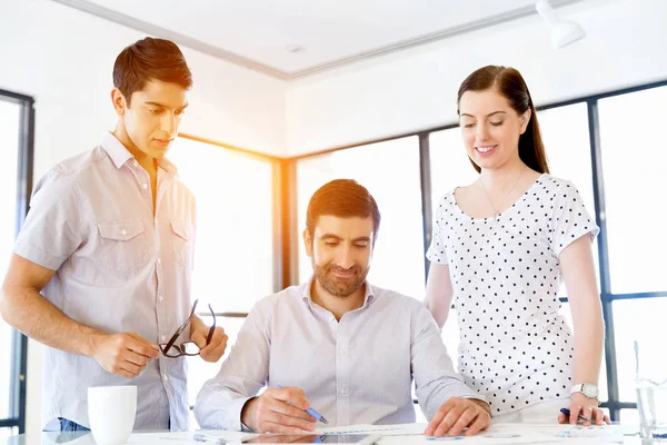 Grupp av glada unga företagare i ett möte — Stockfoto