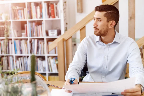 Jonge man in Office — Stockfoto