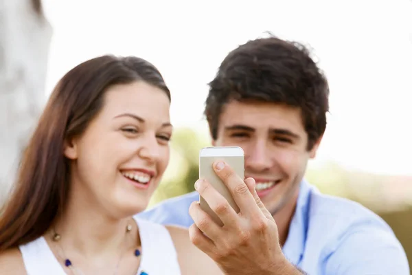 Pareja joven en el parque —  Fotos de Stock