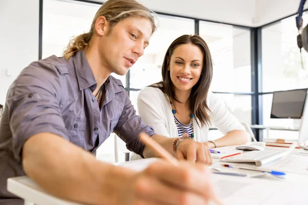 İki genç iş adamları Office görüntü