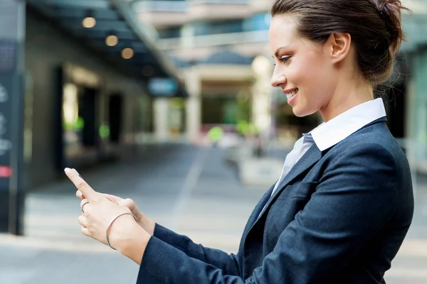 Retrato de mujer de negocios sonriendo al aire libre — Foto de Stock