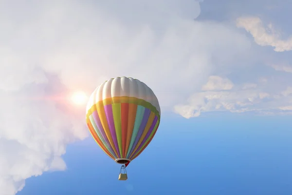 Αερόστατο που επιπλέουν στον ουρανό μέρα. Μικτή τεχνική — Φωτογραφία Αρχείου