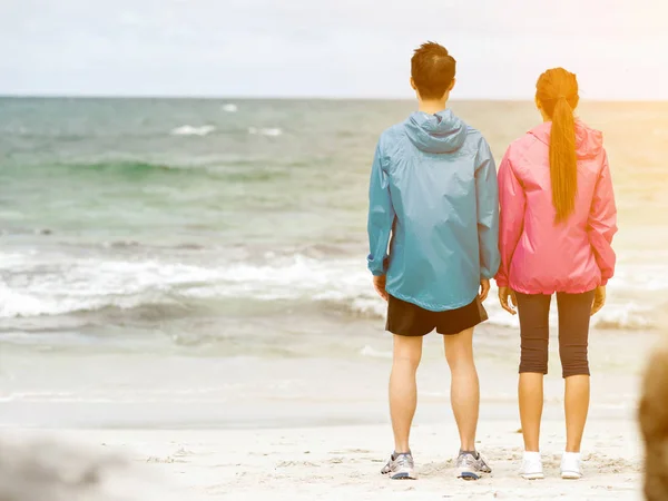 Jovem casal de pé na praia — Fotografia de Stock