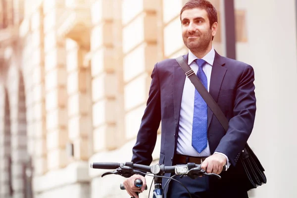 Jóvenes empresarios con una bicicleta — Foto de Stock