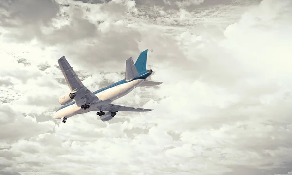 Avion de ligne dans le ciel. Techniques mixtes — Photo