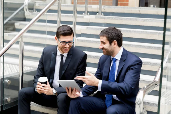 Dos hombres de negocios hablando al aire libre — Foto de Stock