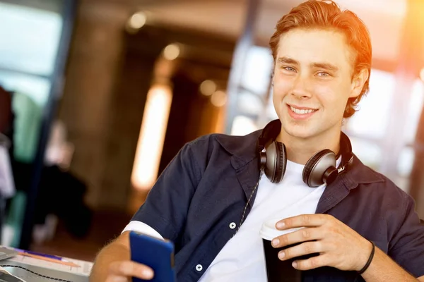 Confident young man in smart casual wear holding phone — Stock Photo, Image