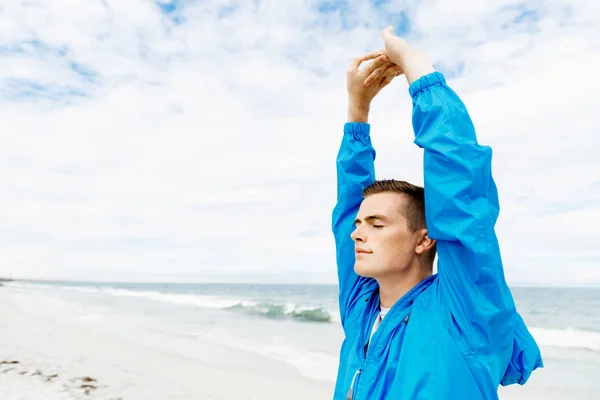 Muž na pláži mimo školení — Stock fotografie