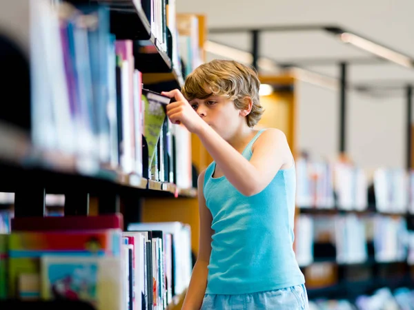 Jongen in bibliotheek — Stockfoto