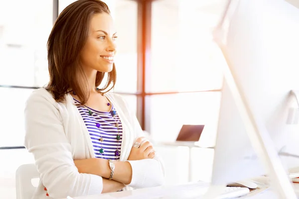 Zufriedener Unternehmer oder Freiberufler im Büro oder zu Hause — Stockfoto