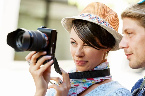 Coppia sorridente con la fotocamera — Foto Stock