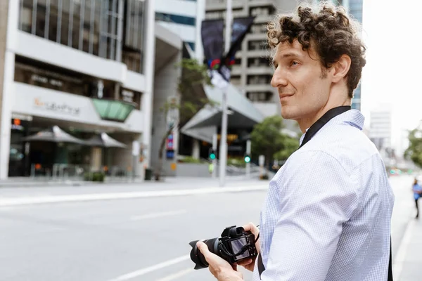 Erkek fotoğrafçı alarak resim