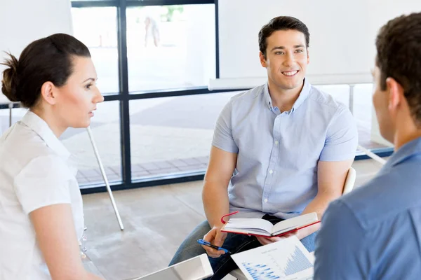 Afbeelding van zakelijke partners discussiëren over documenten en ideeën — Stockfoto