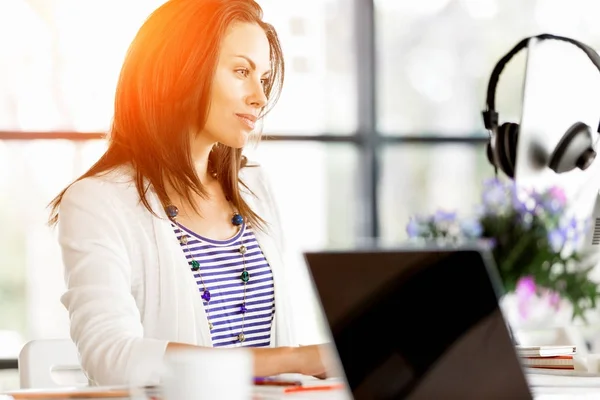 Feliz empresario o freelancer en una oficina o casa — Foto de Stock