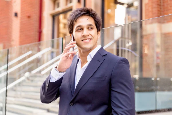 Retrato de empresario confiado al aire libre — Foto de Stock