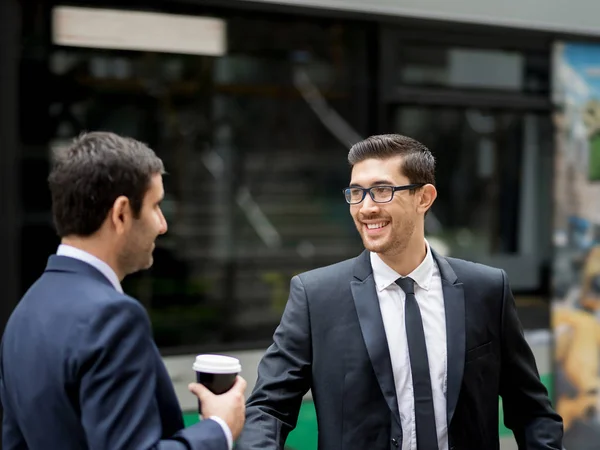 Zwei Geschäftsleute unterhalten sich im Freien — Stockfoto