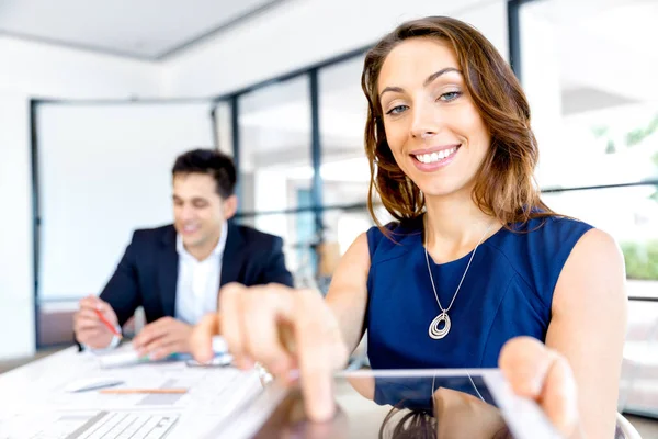 Jonge vrouw in office met behulp van Tablet PC — Stockfoto