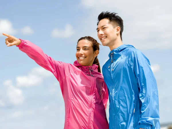 Young couple standing at beach — Stock Photo, Image